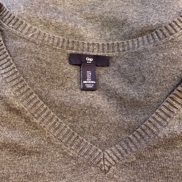 GAP Gray v-neck sweater with lighter gray sides, large - Picture 3 of 6